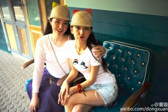 分不清!董璇佟丽娅闺蜜行拼颜值 表情神同步似