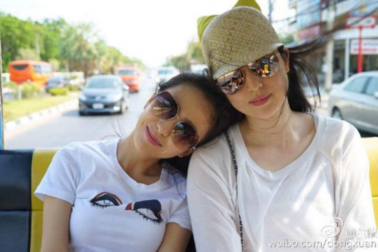 分不清!董璇佟丽娅闺蜜行拼颜值 表情神同步似