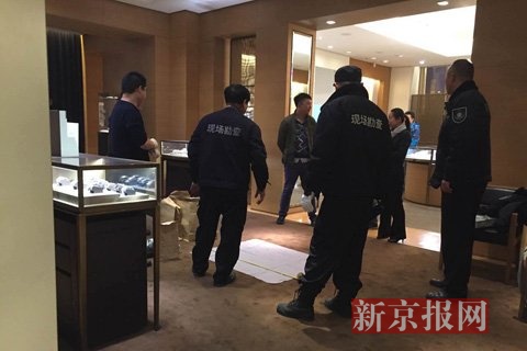 北京王府井发生持枪抢劫案 男子抢11块名表逃