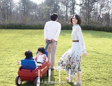 李英爱携四岁女儿拍画报 女儿大眼清澈似妈妈