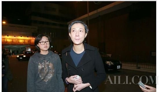 吴绮莉称未给女儿安全感 小龙女将由成龙接管