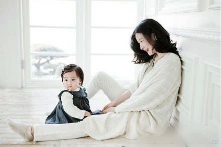 李英爱携四岁女儿拍画报 女儿大眼清澈似妈妈