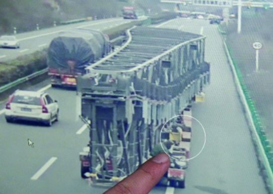 60米超长重型挂车首尾竟有两个驾驶员(图)