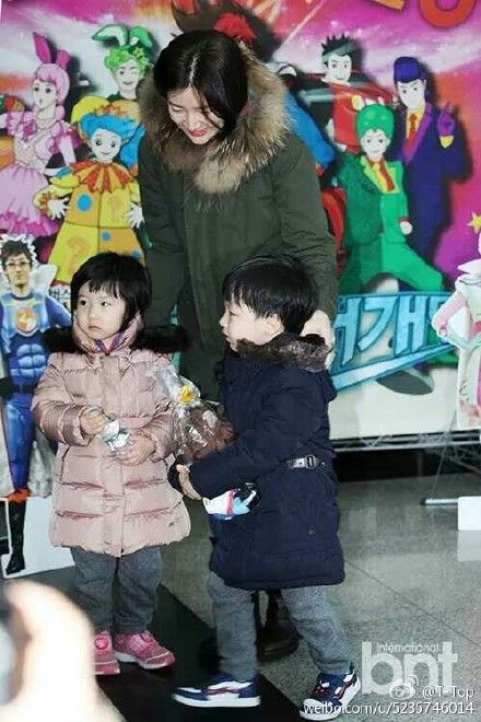 李英爱携四岁女儿拍画报 女儿大眼清澈似妈妈