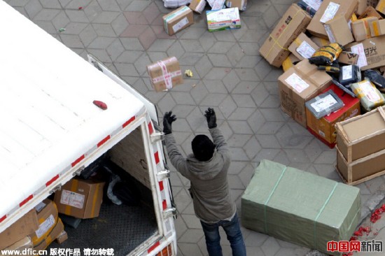 郑州:暴力分拣上演功夫片 随手抛飞脚踢像投