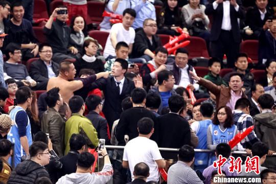 CBA最激烈总决赛 球迷打架哈德森摔坏辽宁记