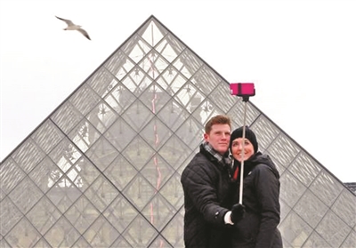 用自拍杆可能被捕 海外求助拨00861012308