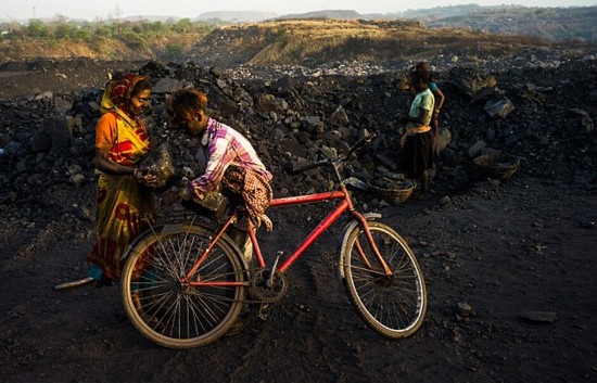 印度小城地下煤火燃烧99年 毒气烟尘肆虐如地