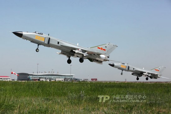 空中美男子:网友拍到绿头涂装歼8战斗机仍在