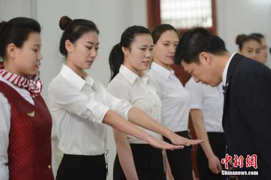 靓丽<em>女生</em>竞聘空乘比拼<em>亲和力的</em>微笑--青海频