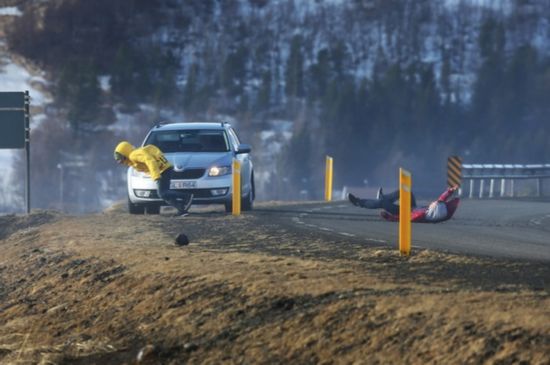 冰岛男子欲借助风力飞天不料竟闹笑话