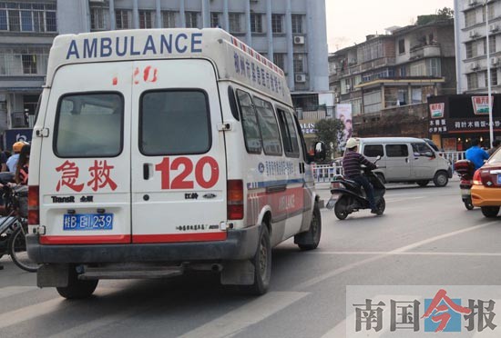 120救护车出诊被堵成家常便饭 主动避让者少