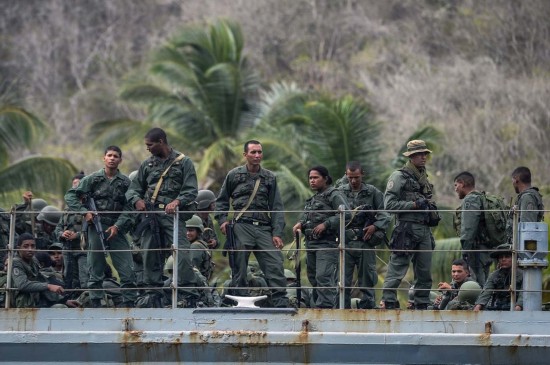 组图:委内瑞拉军演VN1步战排成一溜