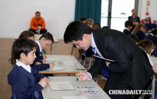 中国教师走进英国小学课堂 教九九乘法表