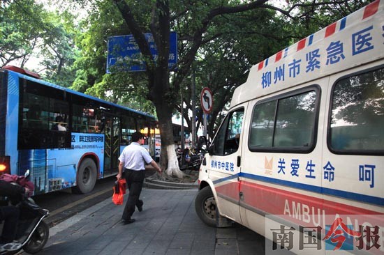 120救护车出诊被堵成家常便饭 主动避让者少