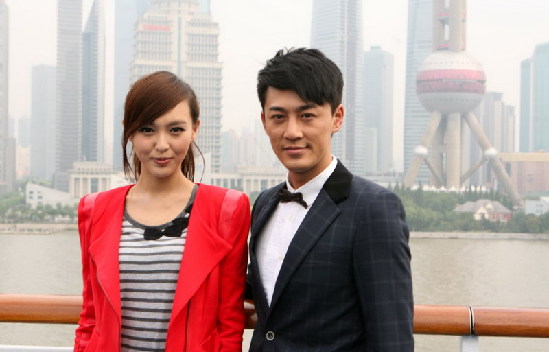 唐嫣碎花洋裙白丝袜调皮似少女 边吃面包边问