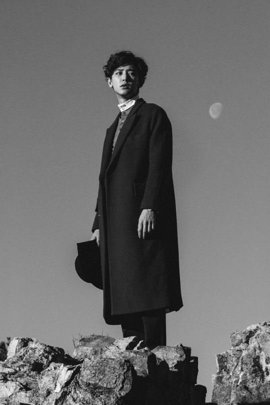 EXO灿烈预告片公开 卷发大衣展型男气质(组图