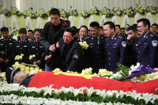 上海为被拖行牺牲交警开追悼会