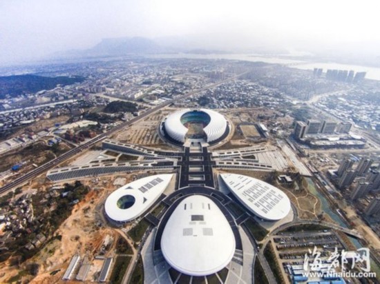 记者高空航拍福州海峡奥体中心雄姿