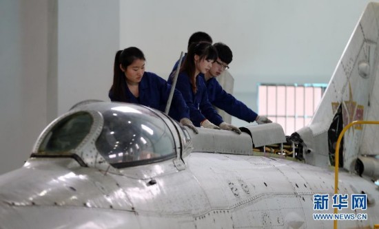 90后女神化身修飞机女汉子