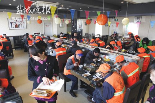盐城响水一饭店献爱心 请50名环卫工人吃午饭
