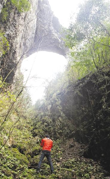 利川古盐道上发现天生桥 自然连接两座山峰