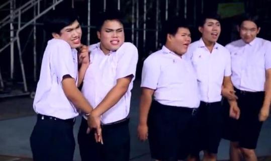 泰剧《不一样的美男》神翻译震碎三观 人妖颜