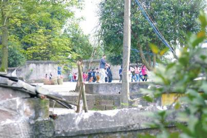 姚明四川支教第5天 球迷带望远镜看他上课