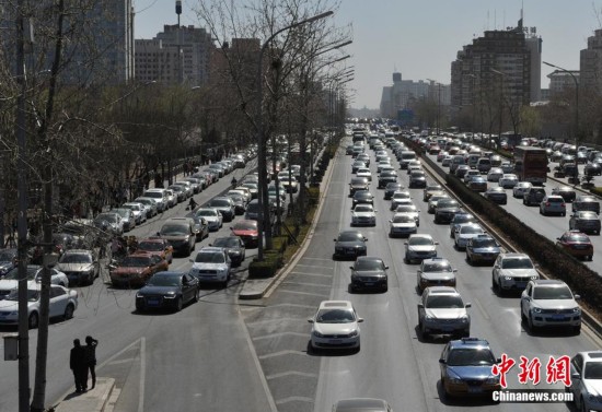 北京天气回暖 景区附近交通拥堵