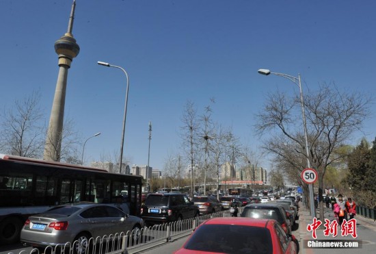 北京天气回暖 景区附近交通拥堵