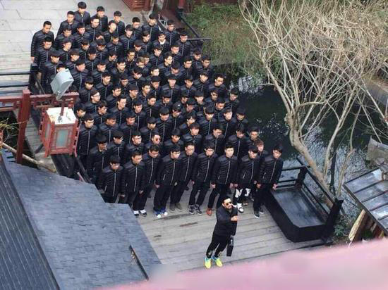 《跑男2》:黄晓明玩水枪耍帅李晨睡地板