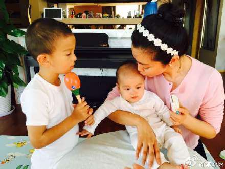 李冰冰素颜为外甥女<em>剃头</em> 遭吐槽:<em>美女</em>变帅哥--