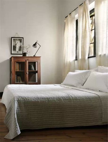 带本书上床吧 阅读爱好者的床边摆放方案