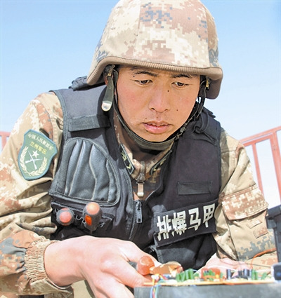 解放軍士官5年銷毀20多類簡易爆炸裝置上百啞彈
