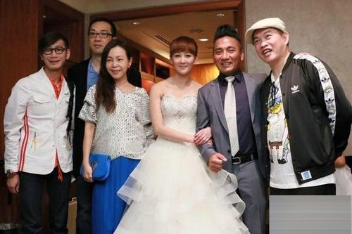 女娶男嫁要不要穿婚纱_我要不要穿小背心有图(2)