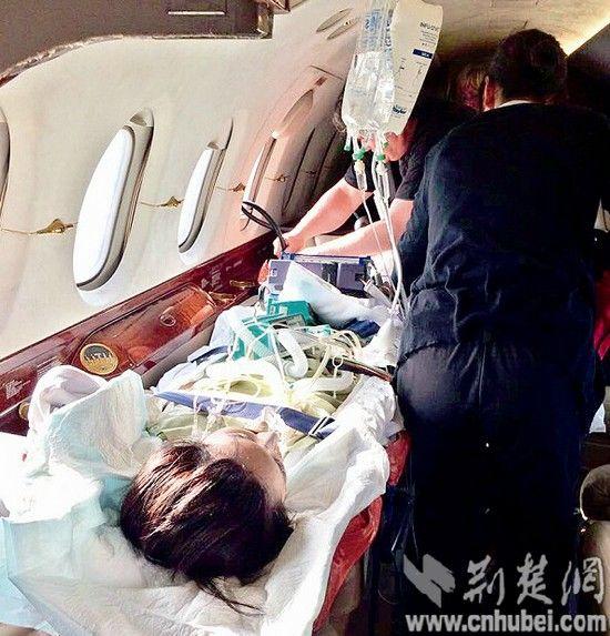 25岁姑娘赴韩整形心跳骤停 家属包机回国抢救