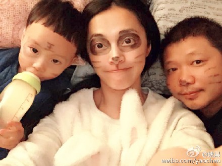 性感姚晨逗比妈 白袜臭脚调戏小土豆遭嫌弃