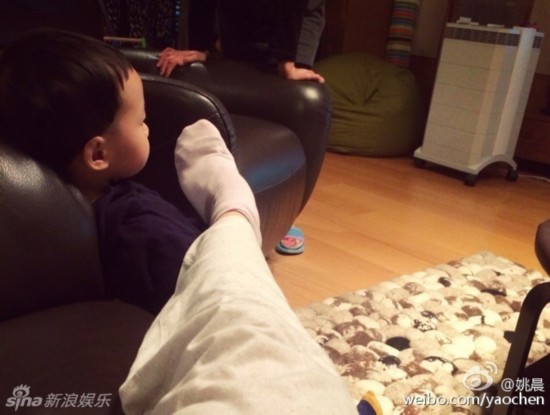 姚晨性感白袜脚遭嫌弃 小土豆排山倒海甩开