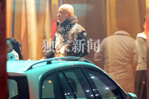 张卫健夫妇与朋友聚餐吃火锅张茜撒娇小鸟依人