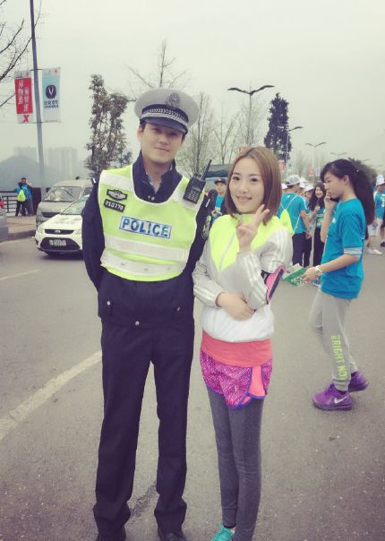 据重庆晨报,这名交警姓龙,在重庆交巡警总队工作.