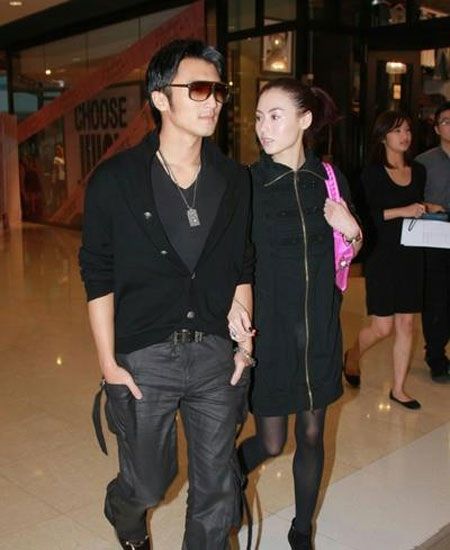 网曝谢霆锋将再当爹 王菲怀孕花500万祈福