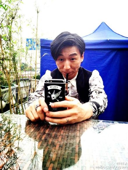 陈羽凡叼烟斗表情俏皮 被赞似富家公子(图)