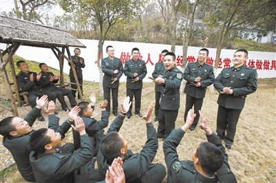 連長指導員被戰士父母送剃須刀按市場價付錢（圖）
