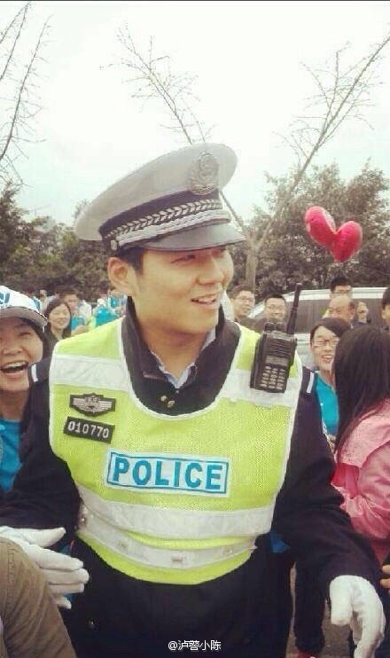 重庆马拉松帅交警太帅致秩序混乱 那些爆红过