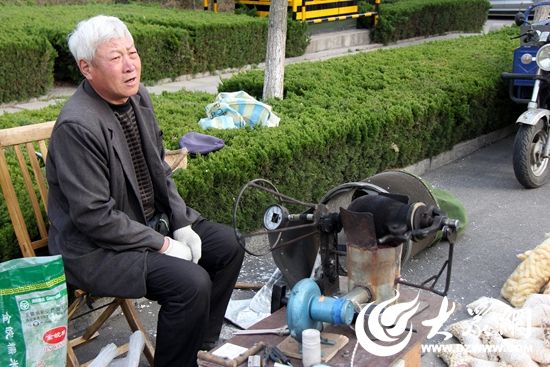 日照街边又现老式爆米花 吸引外国留学生(图)