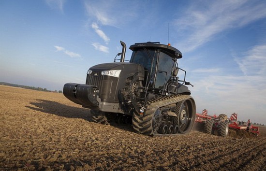 美国彪悍拖拉机一天耕地面积相当100个足球场