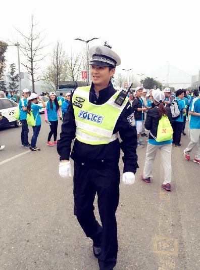 重庆马拉松帅交警爆红网络 神似钟汉良遭围观(图)