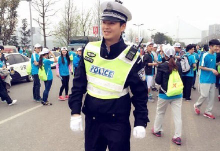 重庆码拉松帅交警引混乱 神似钟汉良