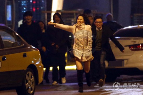 形影不离！伊能静秦昊深夜酒吧会友兴奋跳舞（图）