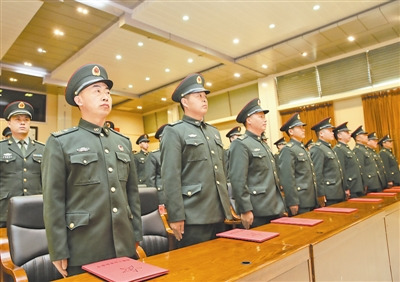 黑龍江省軍區首次舉行高級士官晉升軍銜儀式（圖）